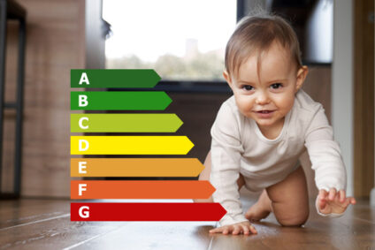 Krabbelndes Kind neben Illustration der Energieeffizienzklassen.